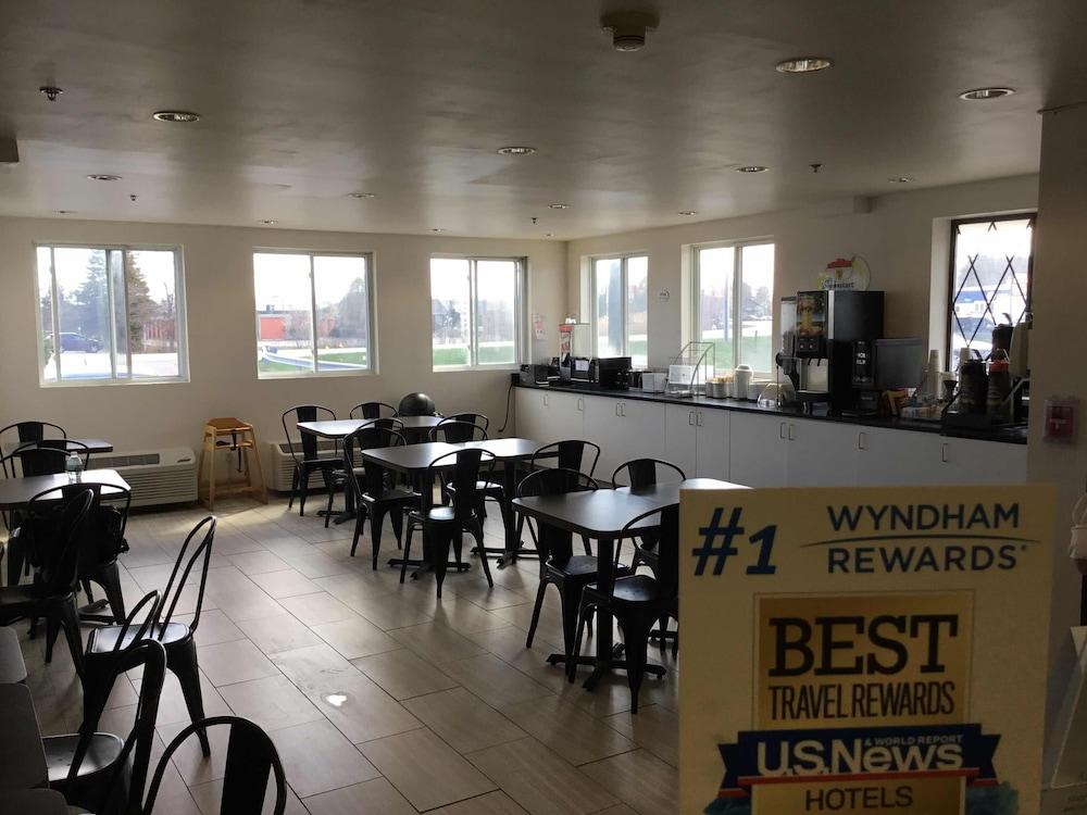 Super 8 By Wyndham Portland/Westbrook Area Hotel Exterior photo