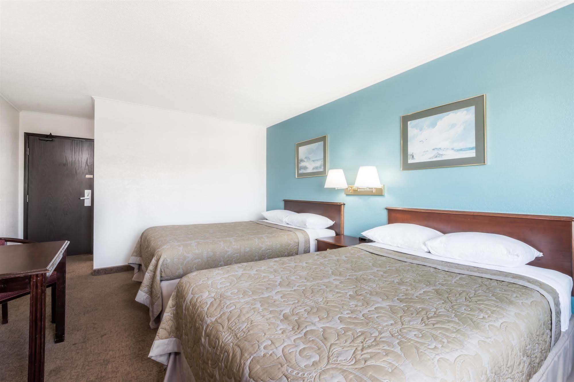 Super 8 By Wyndham Portland/Westbrook Area Hotel Exterior photo